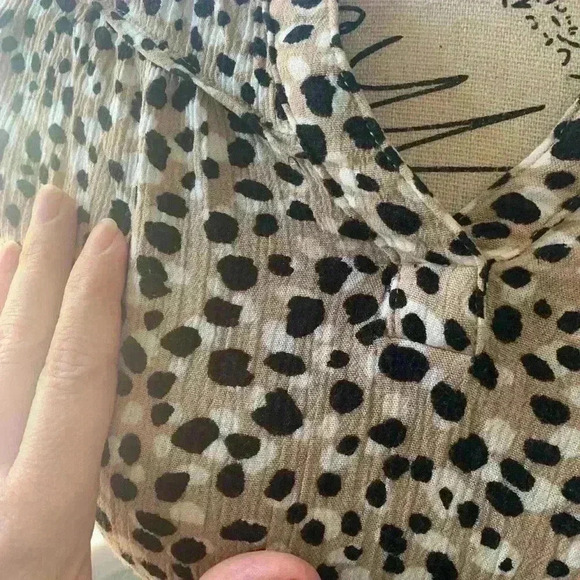 Women’s Small Short Sleeve Top Black Tan White Pattern V-Neck - Picture 3 of 4